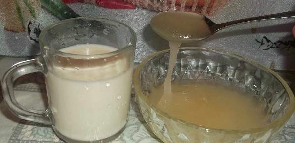  Miel de colza et un verre de lait
