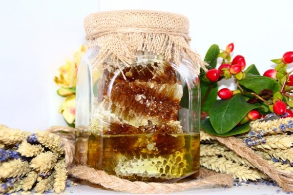  Taiga miel en nid d'abeilles dans un récipient en verre