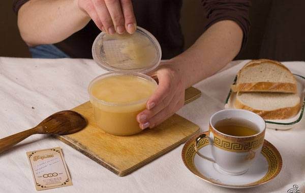  Miel de colza dans un pot en plastique sur la table