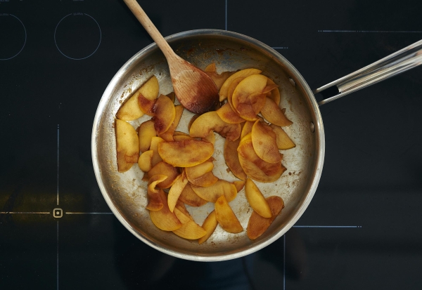  Pour la caramélisation des pommes, il faut du sucre, du beurre et des épices.