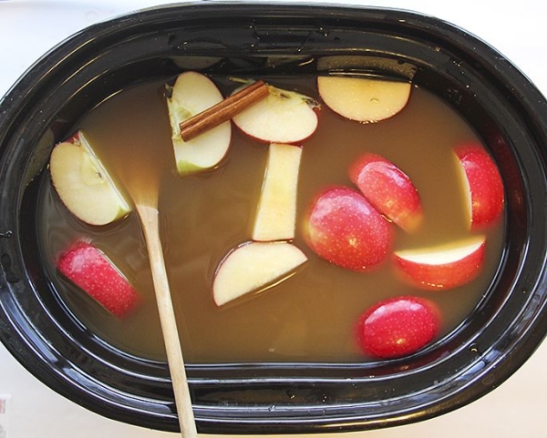  Pour la caramélisation rapide des pommes, vous pouvez utiliser la mijoteuse.