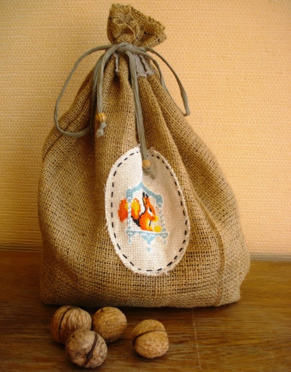  Les noix décortiquées peuvent être stockées dans des sacs en lin, des canettes de verre ou de fer, des boîtes en bois
