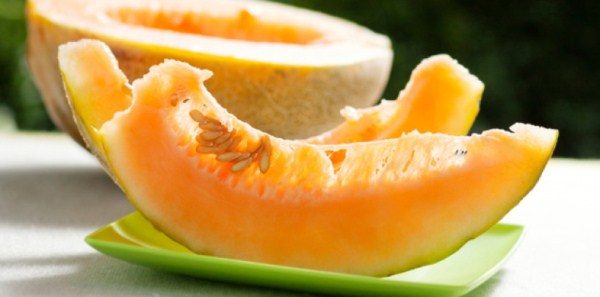  Le melon peut traiter les rhumatismes, les maladies du foie et des reins. Il aide également les personnes souffrant de maladies cardiaques et d'hypertension.