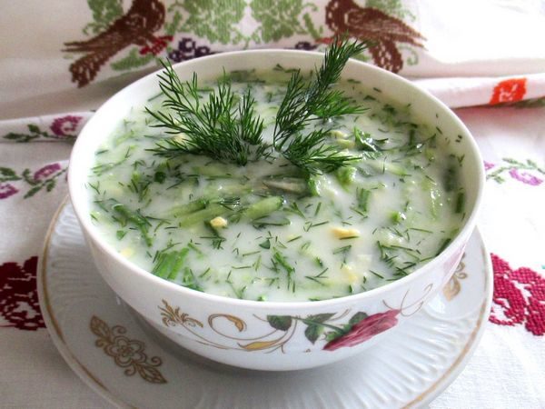  Les feuilles fraîches de l'oignon de Suvorov sont le plus souvent utilisées en cuisine - elles sont ajoutées à l'okrochka, aux salades, aux soupes et aux plats de viande