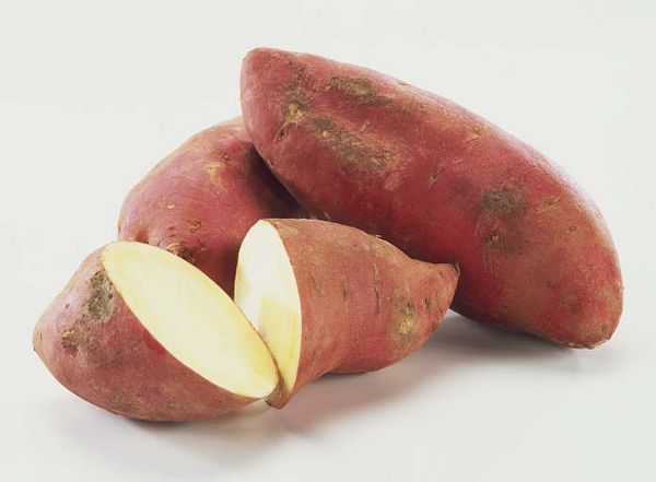  Les tubercules de patate douce sont riches en vitamines et oligo-éléments sains.