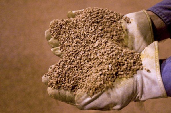  La Kalimagnezia est utilisée comme engrais minéral dans la plupart des sols. Les plantes particulièrement sensibles au chlore ont besoin de son application.