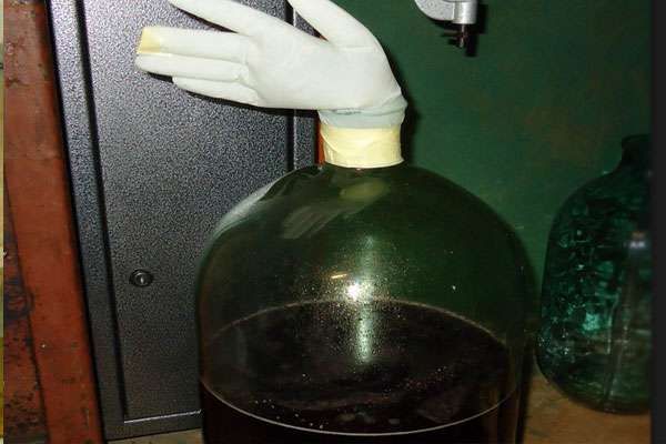  Un gant soufflé au cou indique la fin du processus de fermentation