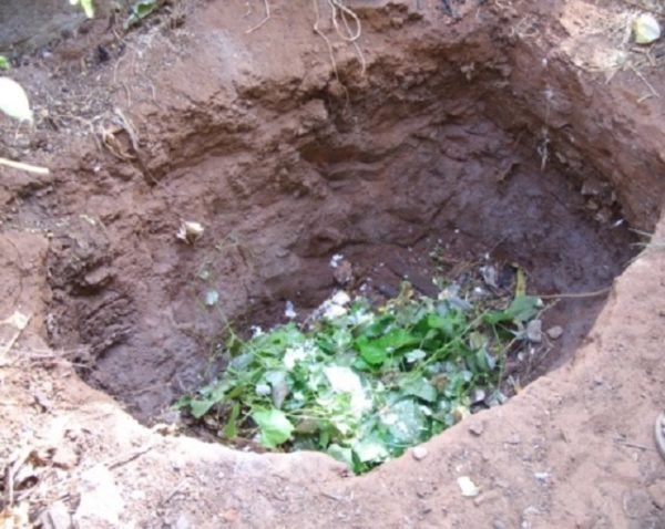  La fosse à compost peut être simplement creusée ou bloquée.