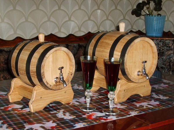  Un petit volume de fûts de chêne peut être utilisé pour stocker du vin.