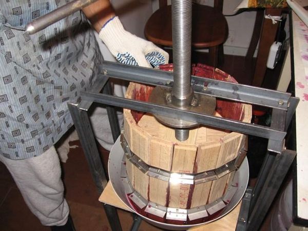  La séparation de la pulpe du jus de raisin à l'aide d'une presse