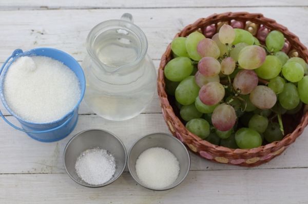  Les raisins, l'eau et le sucre sont nécessaires pour faire de la confiture.